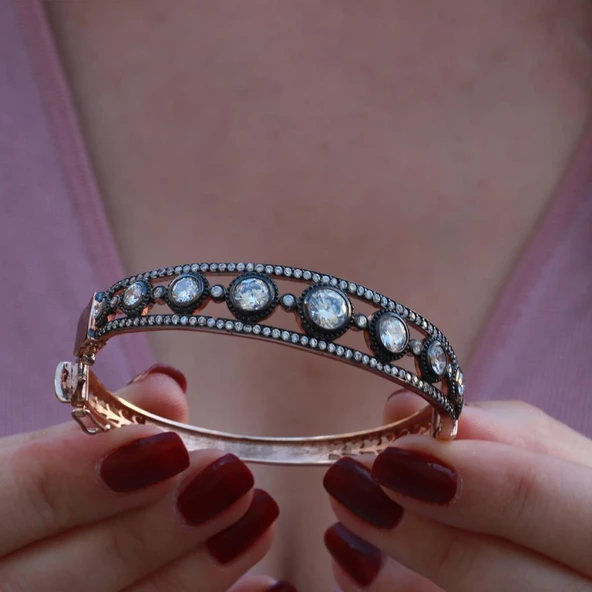 Elmas Montür Rose Gold Kaplama Sıra Taşlı Gümüş Kelepçe - Resim 3