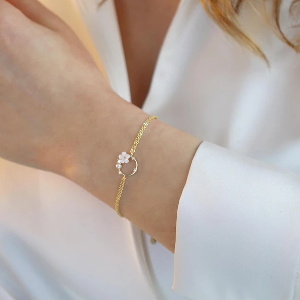 Zambak Çiçeği İnci Detaylı Gold Kaplama Gümüş Bileklik ürün görseli 1
