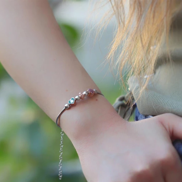 Kalpli Çiçekli Ayarlanabilir Gümüş Charm Bileklik - Resim 3