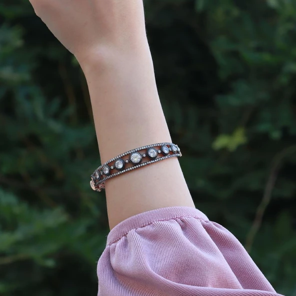 Elmas Montür Rose Gold Kaplama Sıra Taşlı Gümüş Kelepçe ürün görseli 1