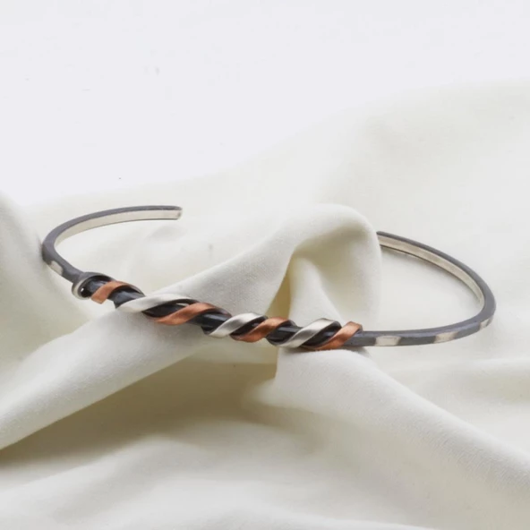 Rose Gold Çizgili Dolamalı Otantik Gümüş Kelepçe - Resim 2