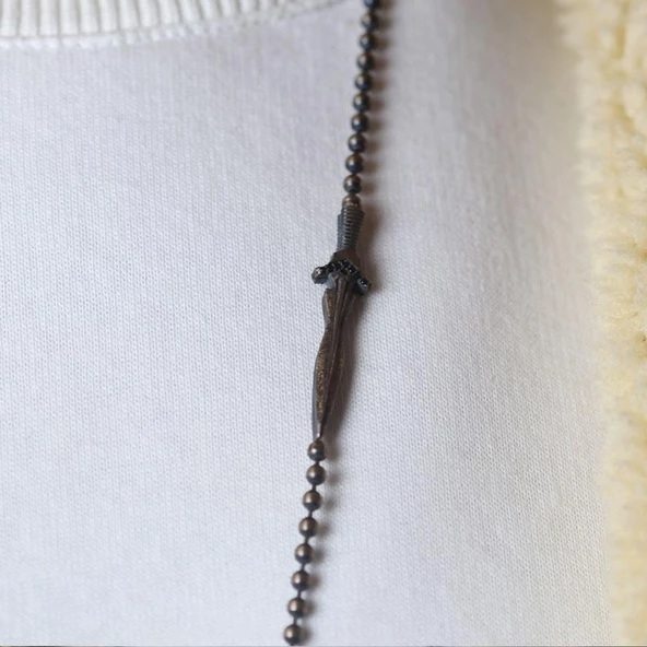 Kalkan ve Kılıç Figürlü Siyah Zirkon Taşlı Gümüş Erkek Kolyesi - Resim 4