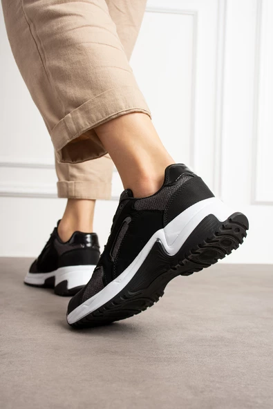 Siyah ve Beyaz Rahat Kalıp Kadın Sneaker - 3