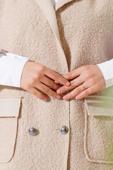 Düğmeli Uzun Buklet Yelek Bej - Resim 4