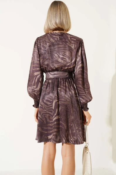 Desenli Kruvaze Yaka Kemerli Saten Elbise Magenta - Resim 3