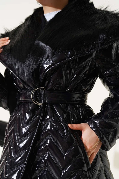 Yakası Kürklü Parlak Mont Siyah - Resim 4