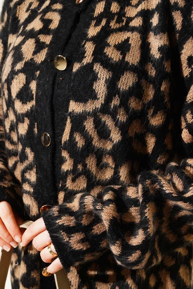 Leopar Desen Düğmeli Salaş Triko Hırka Bisküvi - Resim 4