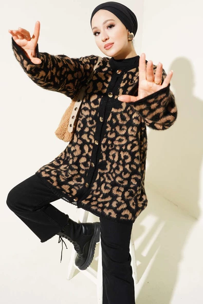 Leopar Desen Düğmeli Salaş Triko Hırka Bisküvi ürün görseli