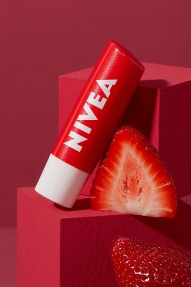 NIVEA Dudak Bakım Kremi Ve Dudak Parlatıcı 4.8gr, Çilek Kokusu, 24 Saat Nemlendirici, Hafif Kırmızı Işıltı - 3