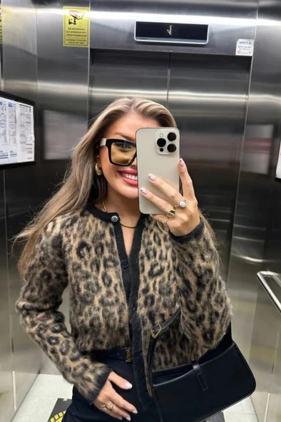 Leopar Desenli Yumoş Triko Düğmeli Kısa Hırka - 3