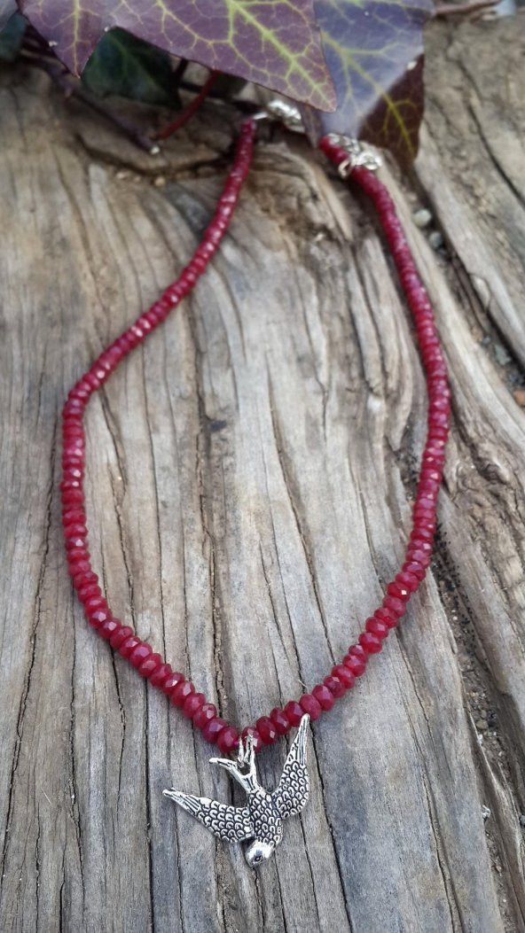 STONEAGE Bayan Kolye Doğal Taş Bordo Vişne Rengi Jade Kırlangıç ürün görseli