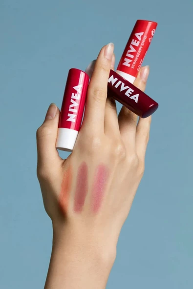 NIVEA Dudak Bakım Kremi Ve Dudak Parlatıcı 4.8gr, Çilek Kokusu - 3