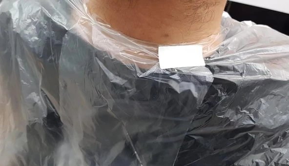 200 Adet Tek Kullanımlık Naylon Kuaför Önlüğü Kullan At 100x150 cm Penuar Çift Taraflı Bant Hediyeli - 2