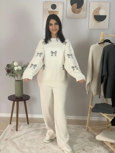 Kadın Uzun Kol Fiyonk Nakışlı Bisiklet Yaka Triko Kazak Pantolon Takım (Beyaz) - Resim 6