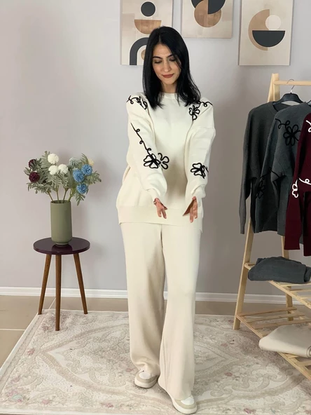 Kadın Uzun Kol Çiçek Nakışlı Bisiklet Yaka Triko Kazak Pantolon Takım (Beyaz) - Resim 4