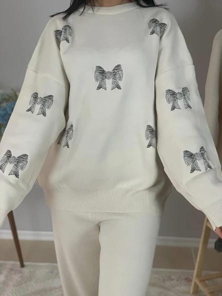 Kadın Uzun Kol Fiyonk Nakışlı Bisiklet Yaka Triko Kazak Pantolon Takım (Beyaz) - Resim 5