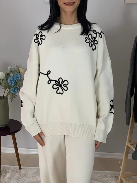Kadın Uzun Kol Çiçek Nakışlı Bisiklet Yaka Triko Kazak Pantolon Takım (Beyaz) - Resim 5