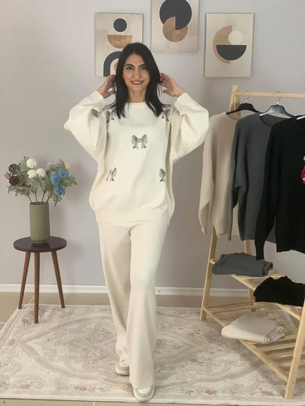 Kadın Uzun Kol Fiyonk Nakışlı Bisiklet Yaka Triko Kazak Pantolon Takım (Beyaz) - Resim 3