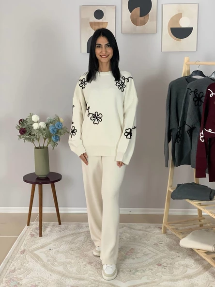 Kadın Uzun Kol Çiçek Nakışlı Bisiklet Yaka Triko Kazak Pantolon Takım (Beyaz) - Resim 2