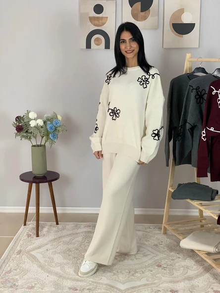 Kadın Uzun Kol Çiçek Nakışlı Bisiklet Yaka Triko Kazak Pantolon Takım (Beyaz) - Resim 3
