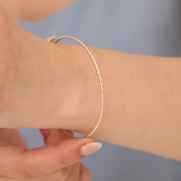 925 Ayar Altın Mikron Kaplama Desenli Ajda Gümüş Bilezik - BV00104 - Resim 3