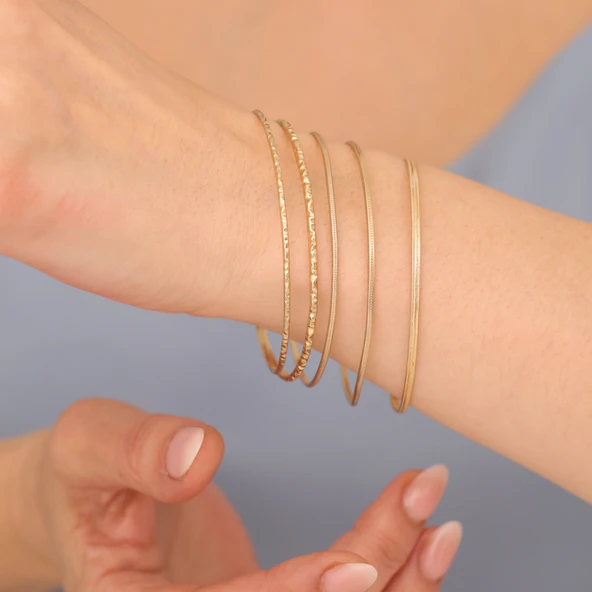 925 Ayar Mikron Altın Kaplama Dövü Desenli Ajda Gümüş Bilezik - BV00100 - Resim 3