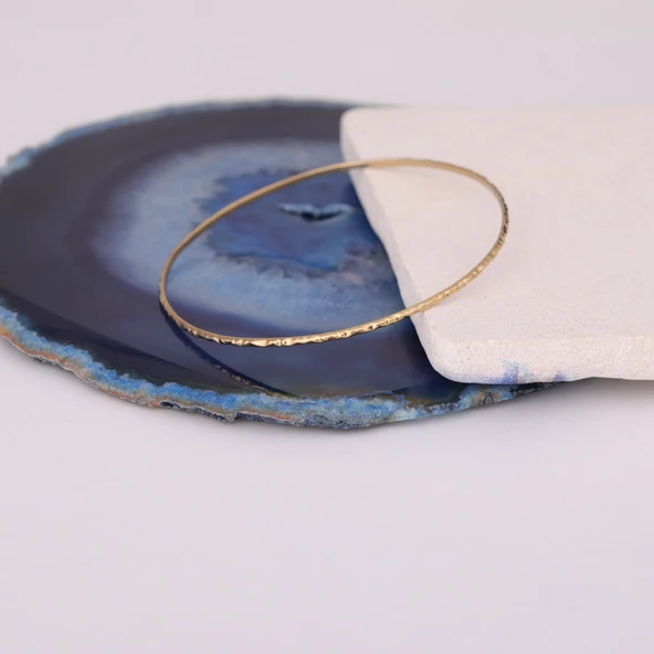 925 Ayar Mikron Altın Kaplama Dövü Desenli Ajda Gümüş Bilezik - BV00100 - Resim 2