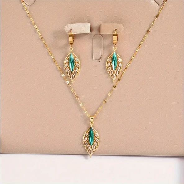 Altın Kaplama Yeşil İşlemeli Parlak Taşlı Zarif Yaprak Tasarımı Zarif ve Şık Kadın Takı Seti ürün görseli
