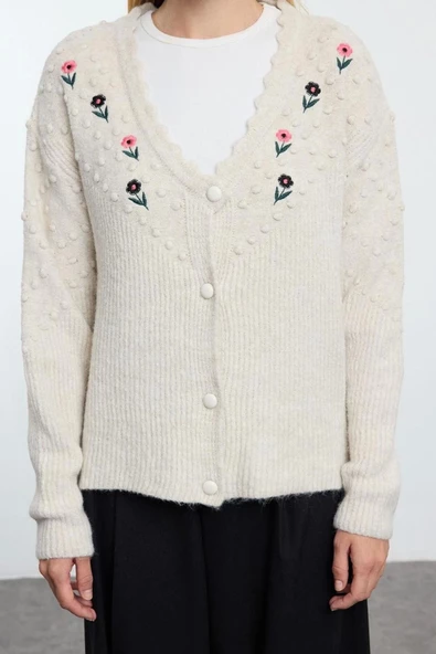 Kadın Moda Şık Regular V Yaka Oversize Geniş Kalıp Yumuşak Dokulu Nakışlı Triko Hırka