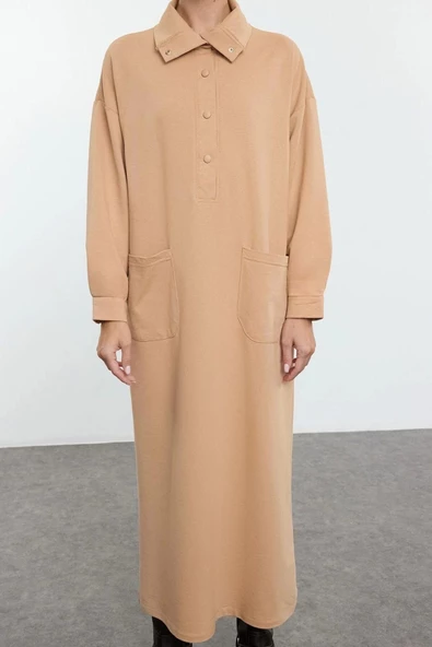 Kadın Moda Şık Tesettür Uzun Dik Yaka Oversize Önü Çıtçıtlı Cep Detaylı Örme Elbise