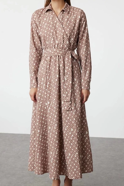 Kadın Moda Şık Tesettür Maxi Boy Kruvaze Regular Mono Desenli Kuşaklı Saten Dokuma Elbise - 5