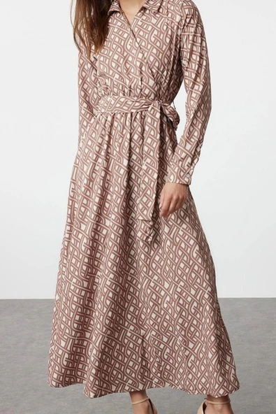 Kadın Moda Şık Tesettür Maxi Boy Kruvaze Regular Mono Desenli Kuşaklı Saten Dokuma Elbise - 2