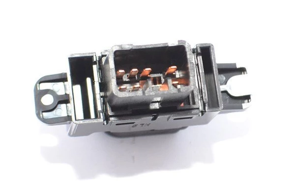 Hyundai Accent Arka Kapi Cam Düğmesi (2011-2015) 1.4, 1.6 CRDI 935811R000 - 1