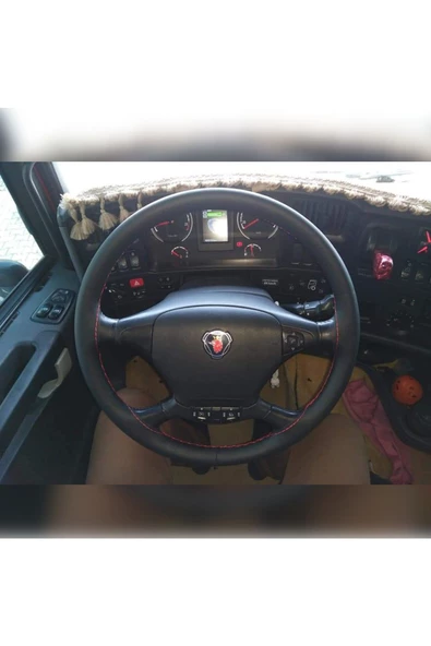 DİKİŞLİ DİREKSİYON KILIFI SİYAH DERİ KIRMIZI DİKİŞLİ SCANIA ürün görseli