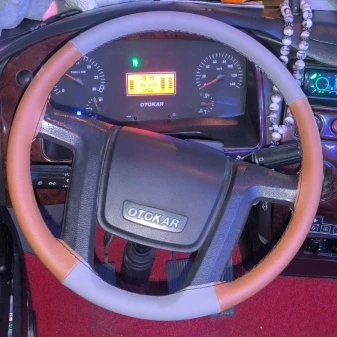 DİKİŞLİ DİREKSİYON KILIFI GRİ TABA DERİ SİYAH DİKİŞLİ OTOKAR OTOBÜS İÇİN ürün görseli