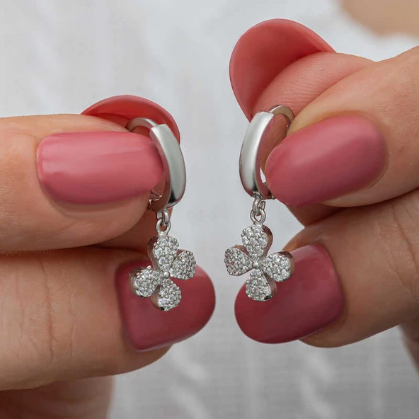 ​Gümüş Sallantılı Yonca Kadın Küpe SL6590 ürün görseli