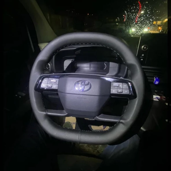 DİKİŞLİ DİREKSİYON KILIFI SİYAH DERİ SİYAH DİKİŞLİ TOYOTA PROACE İÇİN ürün görseli