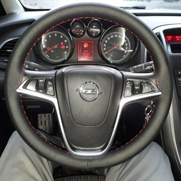 DİKİŞLİ DİREKSİYON KILIFI SİYAH DERİ KIRMIZI DİKİŞLİ OPEL ASTRA ürün görseli