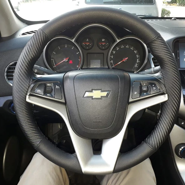 DİKİŞLİ DİREKSİYON KILIFI SİYAH/KARBON DERİ SİYAH DİKİŞLİ CHEVROLET CRUZE İÇİN ürün görseli