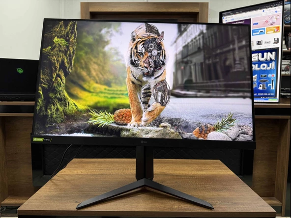 LG UltraGear 32GP750-B 31.5" 165Hz 1ms WQHD IPS Pivot Gaming Monitör (İKİNCİ EL)