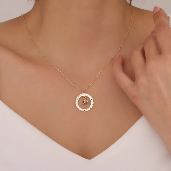 925 Ayar Gümüş Dokulu Yuvarlak Çerçeve İçinde Renkli Taşlı Kolye ürün görseli