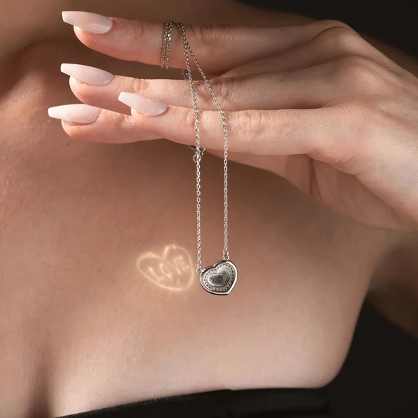 925 Ayar Gümüş Işıkta Yansıyan Love Yazılı Kolye - Resim 2