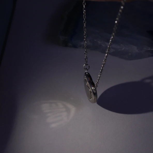 925 Ayar Gümüş Işıkta Yansıyan Love Yazılı Kolye - Resim 3