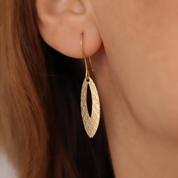 18 Ayar Altın Mikron Kaplama Oval Yüzeyi Desenli Sallantılı Gümüş Küpe - E00271