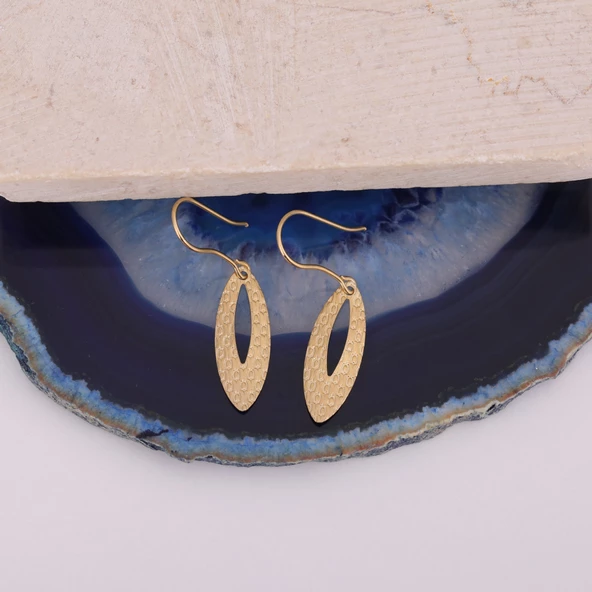 18 Ayar Altın Mikron Kaplama Oval Yüzeyi Desenli Sallantılı Gümüş Küpe - E00271 - 4