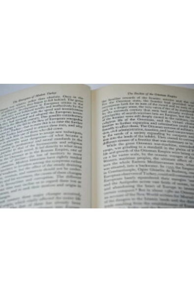 Demirören Yayınları  The Emergence of Modern Turkey- Bernard Lewis (Ciltli, Şömizli, İmzalı) - 2