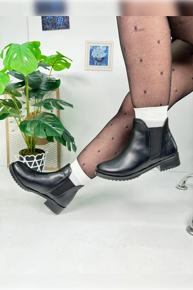 Günlük Kadın Siyah Bot Kalın Oval Burunlu Lastikli Alçak Topuklu Tırtıklı Taban Kısa  Bootie  425 - 7