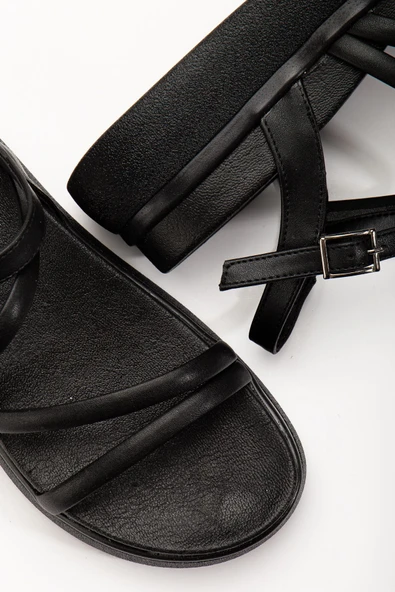 24422-844 Siyah Dolgu Topuk Kadın Sandalet - Resim 5