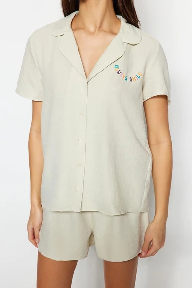 Kadın Polyester Gömlek Yaka Kısa Kol Açık Bej Slogan Nakışlı Gömlek-Şort Dokuma Pijama Takımı
