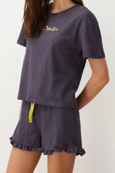Kadın %100 Pamuk Bisiklet Yaka Kısa Kol Nakışlı Fırfır Detaylı T-shirt-Şort Örme Pijama Takımı - 3